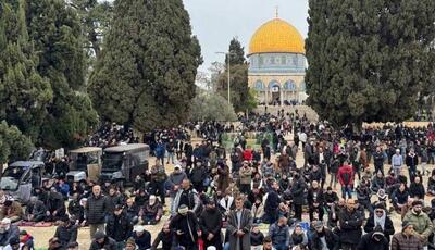 حضور ۹۰ هزار نمازگزار فلسطینی در اولین جمعه ماه مبارک رمضان