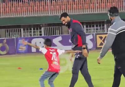 ببینید / جیمی جامپ خردسال پرسپولیس خود را به حسین کنعانی‌زادگان رساند تا رقص معروف او را انجام دهد