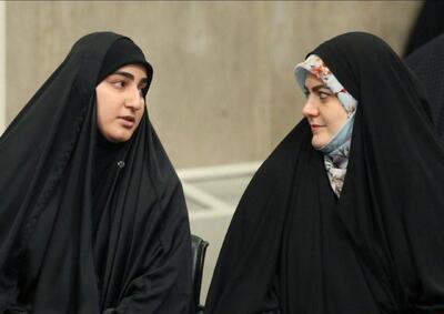 عکس/ هم‌نشینی دختران پزشکیان و حاج قاسم سلیمانی در دیدار با رهبر انقلاب | اقتصاد24