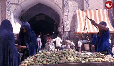 عکس/ میوه فروش اصفهانی ۶۳ سال پیش در میدان نقش جهان | اقتصاد24