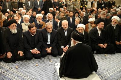 تصاویری از گفت‌وگوی رهبر انقلاب با مسئولان هنگام نماز جماعت/ فرزین و مخبر هم بودند