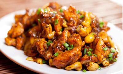 طرز تهیه خوراک مرغ و بادام هندی؛ غذای سریع و خوشمزه