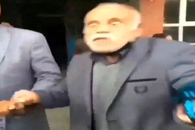 آواز شاد؛ پیرمرد سر چوبی رقصید با اداها و چپ کردن چشماش بقیه صف از خنده تار و مار شدن