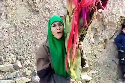 آواز شاد؛ پیرزن مترسک رو گرفته دستش میرقصونه و برای آیین چولی چغل خوند و بقیه دست زدن