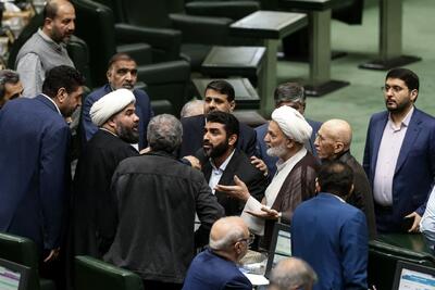 ببینید / حمله رسایی، احمد راستینه، قاسم روانبخش و تعدادی از نمایندگان به نیک بین پس از اظهارات جنجالی درباره متحصنین قانون حجاب