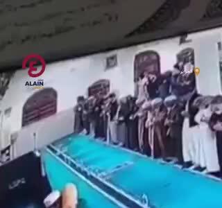 واکنش جالب امام جماعت به پریدن گربه روی شانه‌های او حین خواندن نماز در مسجد