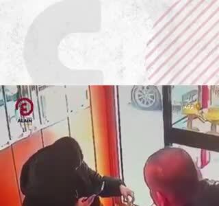لحظه سرقت و فرار دختر جوان با تاج طلا از طلافروشی!