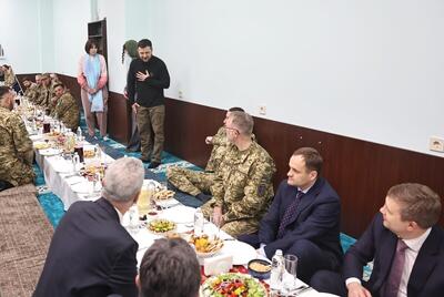 عکس | افطار زلنسکی با سربازان مسلمان اوکراینی