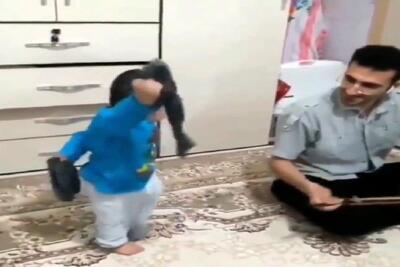 آواز شاد؛ پدر بچه ساز زد فسقلی جوگیر شد با جورابای باباش یه رقص کردی توپ رفت غش میکنی