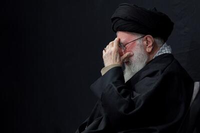 اشک‌های رهبر انقلاب در دیدار شاعران، هنگام خواندن شعری درباره آخرین مکالمه شهید کاظمی و باکری (فیلم)