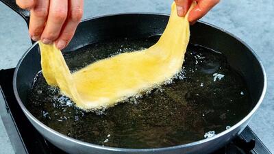 آرد + شیر / طرز تهیه پیراشکی پیتزایی با خمیر ساده خانگی