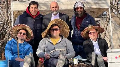 تیتر روز | عکس دیدنی و جذاب «علی مسعودی» در پشت صحنه سریال بدل | گلی شی