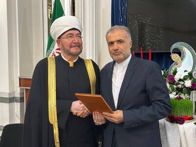اهدای نسخه نفیس سفرنامه  ابن‌فضلان  از سوی سفیر ایران به رییس شورای مفتیان روسیه