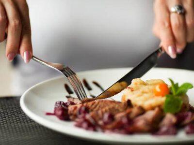 شام را کی بخوریم تا لاغر شویم؟ بهترین زمان برای شام خوردن