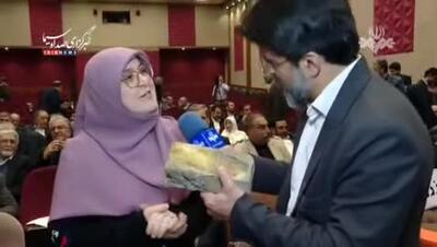 حضور خبرنگار با آجر در حاشیه مراسم دیدار پزشکیان با خیران!