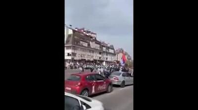 هجوم خودرو به جمعیت معترضان در بلگراد و زخمی شدن چند نفر