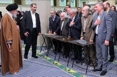جمعی از اهالی شعر و فرهنگ و اساتید ادبیات فارسی با رهبری دیدار کردند