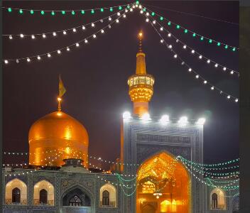 لحظاتی از صحن و سرای حرم رضوی در لحظه اذان