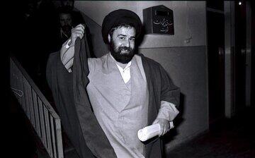 عکسی از اقامه نماز رهبر انقلاب بر پیکر سید احمد خمینی در سال ۱۳۷۳