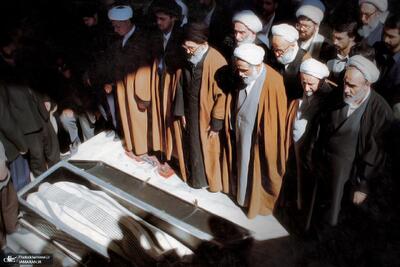 تصویری از اقامه نماز رهبری بر پیکر احمد خمینی