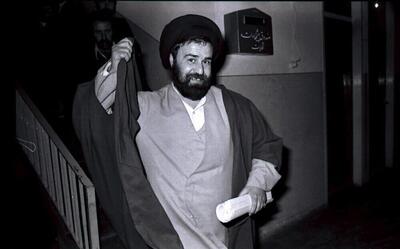 عکسی از اقامه نماز رهبری بر پیکر سید احمد خمینی/ ناطق نوری و هاشمی رفسنجانی هم بودند