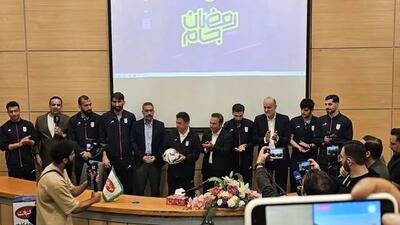 توپ دربی ۱۰۵ به آسایشگاه کهریزک رسید؛ فوتبال در خدمت مهربانی! - پارس فوتبال