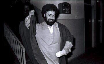 عکس کمتر دیده شده از اقامه نماز رهبرانقلاب بر پیکر احمد خمینی