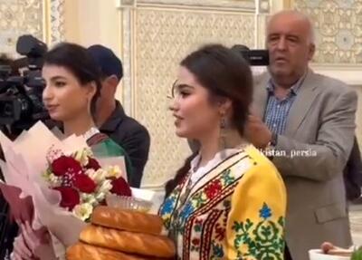 دختران تاجیک با نان و نمک به استقبال ایرانی‌ها آمدند