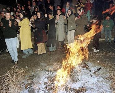عکس/ دختران قاشق زن در چهارشنبه سوری ۲۶ سال پیش | اقتصاد24