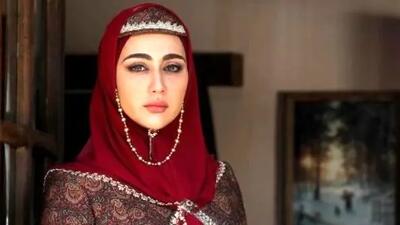نگاهی به تیپ و استایل خاص میترا رفیع بازیگر گیلدخت / مانتوی آبی و روسری مینیمال