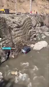 سقوط پژو ۲۰۶ در رودخانه فشم که خوشبختانه خسارت جانی در پی نداشت + فیلم