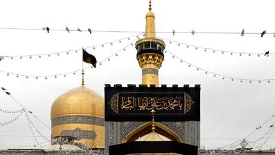 تعویض پرچم گنبد حرم امام رضا (ع) به مناسبت ایام سوگواری امیرالمومنین + فیلم