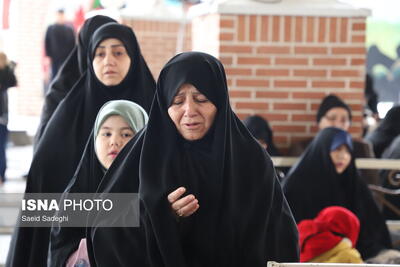 لحظه تحویل سال ۱۴۰۴ در گلزار شهدای تبریز