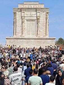 تصویر دیدنیِ آرامگاه فردوسی لحظه تحویل سال