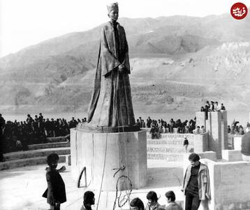 عکس/ لحظه پایین کشیدن مجسمه فرح پهلوی ۴۷ سال پیش در منجیل | اقتصاد24