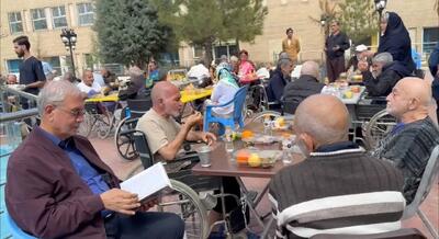 ببینید| دیدار دستیار اجتماعی رئیس‌جمهور از سالمندان مرکز بهشت سالمندان امام رضا پردیس هنگام سال تحویل