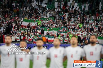 فرار تماشاگران از بارش شدید باران در استادیوم آزادی +فیلم - پارس فوتبال