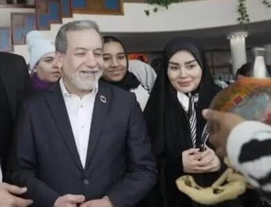 حضور همسر و فرزند عباس عراقچی روی آنتن زنده / فیلم