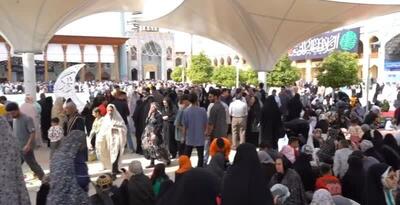 لحظات باشکوه تحویل سال با ذکر یا مقلب القلوب و الابصار در حرم شاهچراغ + فیلم