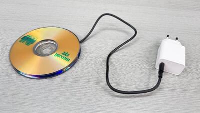 نحوه ساخت شارژر موبایل با سی دی و کابل برق های اضافه