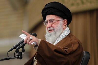 رهبر انقلاب: درباره حرفهای سیاسی این روزها، آمریکایی‌ها بدانند که در مواجهۀ با ایران هرگز با تهدید به جایی نخواهند رسید / سیاستمداران آمریکایی‌ و اروپایی اشتباه بزرگی می‌کنند و مراکز مقاومت در منطقه را اسمش را می‌گذارند نیروهای نیابتی ایران؛ نیابتی یعنی چه؟ / جمهوری اسلامی نایب لازم ندارد، اینها خودشان هستند