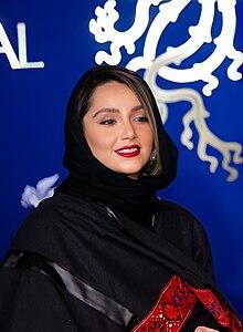 عکس نازنین بیاتی با کتی خوش رنگ