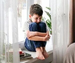 رفتار صحیح با کودک غمگین بعد از فوت مادر: راهنمایی برای حمایت و درک