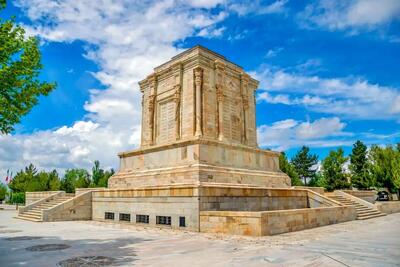 آرامگاه خیام و فردوسی تعطیل شد