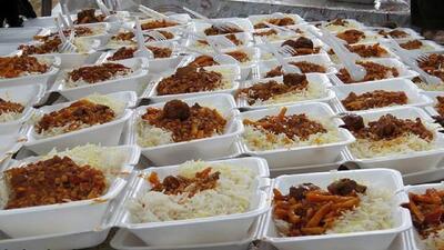 توزیع غذای نذری به مناسبت آغاز و اولین شب قدر در روستای تکه + فیلم