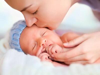 چرا باید از بوسیدن نوزاد خودداری کنیم؟