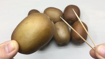 روش آسان و حرفه ای برای پوست کندن کیوی / کیوی را حرفه ای پوست بگیر (بدون کثیف کاری)