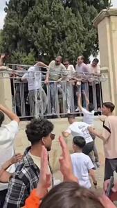 کندن نرده‌ های حافظیه توسط بازدیدکنندگان ، بعد از تحویل سال و موقع خروج! + فیلم