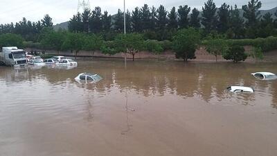عکس |  مچاله شدن خودروی پیکان در اثر سیل روستای داربدره کرمانشاه