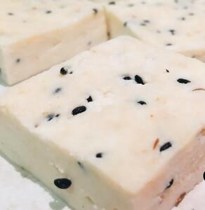 طرز تهیه پنیر خانگی با زیره و سیاه دانه عالی برای صبحانه / حتما امتحان کنید
